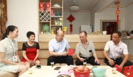 院領(lǐng)導走訪慰問老黨員和困難黨員